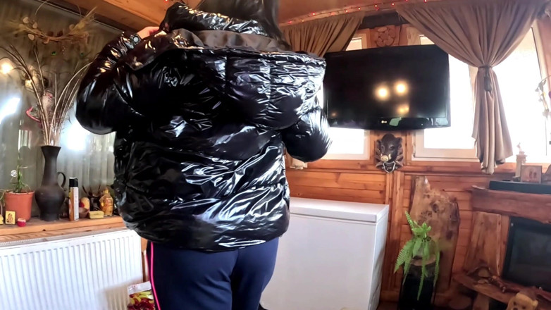 MilfyCalla: Joc lucios cu spermă Downjacket. Muie neglijeentă, futai pe la...