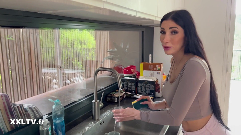 XXLTVFR: Clea Gaultier prova una lingerie che ha un grande impatto