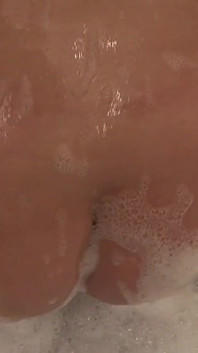 Seksi iri güzel kadın kelly küvette cam oyuncağıyla oynuyor