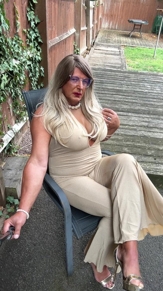 Kelly CD 2022: Sexy Crossdresser Kellycd2022 em Gold Stretchy Catsuit and Heels