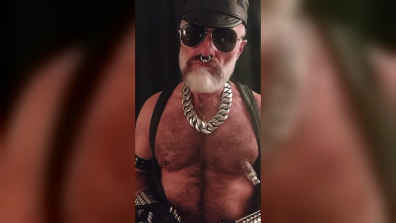 MusclesCigarsFFPig: Тітпіг курить мінет і грається з його сосками та членом