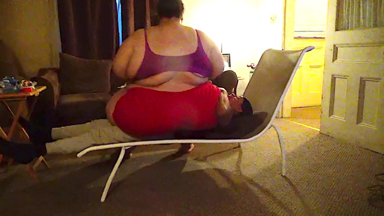 Full Weight Productions: 女王ノラは、この男を何度も何度もパニックにさせる
