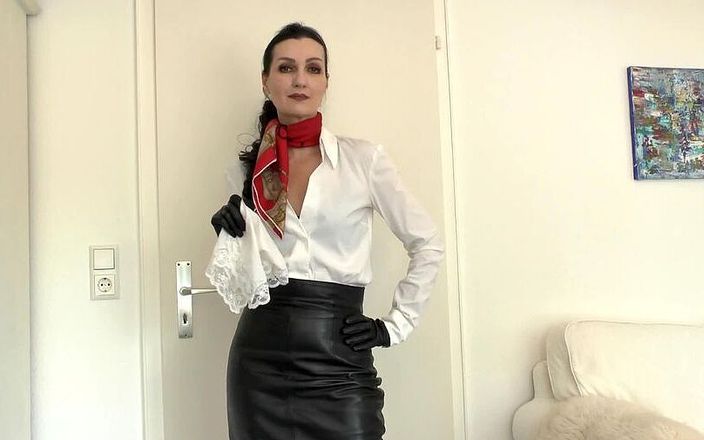 Lady Victoria Valente: Joi sapu tangan renda