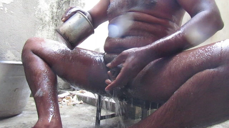 Tamil x cock: Uomo caldo maturo che fa il bagno e cancella i...