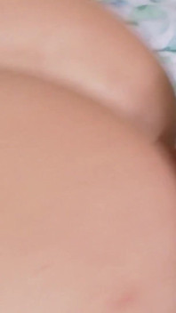Hlouběji lesbičky Scéna 4_a prsatá MILF Lesbický pár si užívá používání svého dvojitého robertku společně