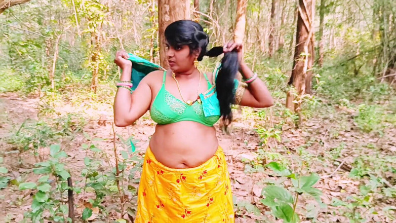 Telugu honey lips: Buitenshuis bosseks. Desi Bhabi neukt de kleine grote lul van...