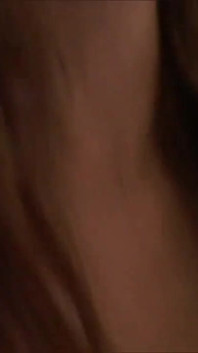 Zblízka anální akce s nadrženou brunetkou