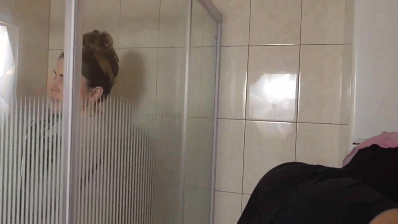 Femdom Austria: Dominare feminină cu călcare în picioare a sclavului