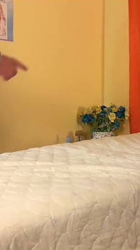 Regina Noir. Señora desnuda da masaje. Masajista folla a la puta en el coño y la boca Leva 3.mp4