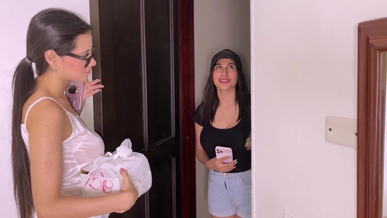 Jenifer Play: Chica Delibery Ninfomana Recibe Sexo Duro Con Strapon De Propina -...