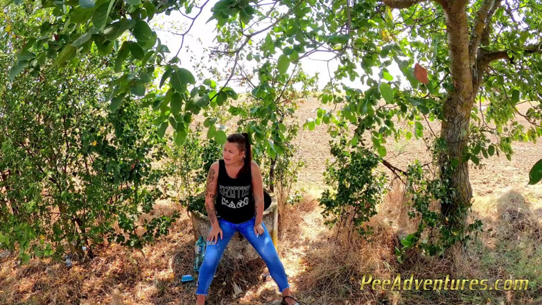 Pee Adventures: เปลี่ยนเสื้อผ้าที่เปียกข้างนอกแล้วเตรียมจะฉี่ยืนอีกรอบ