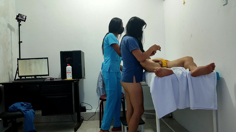 NEGRITA SEXY: 发生在诊所！！一名女医生和护士勾引一名病人。他们在担架上操他