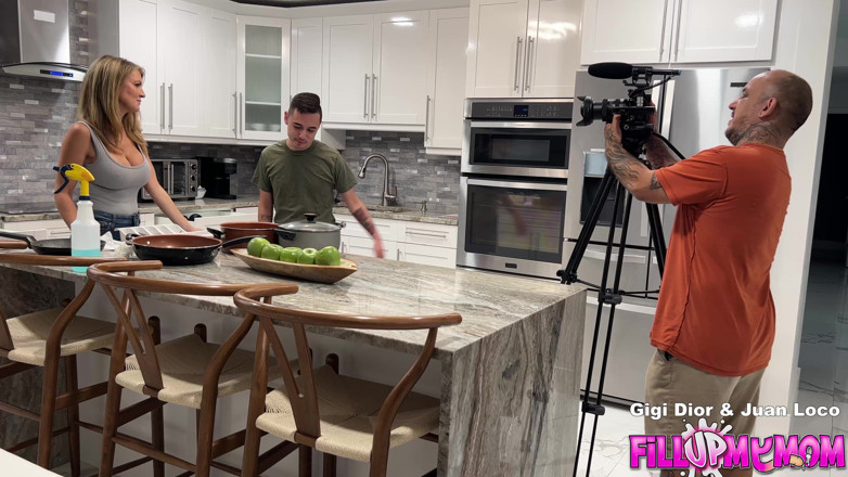 Fill Up My Stepmom: Gigi Dior ile bts bölüm 1