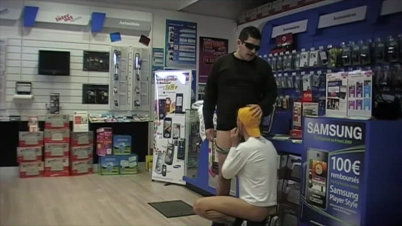 Gaybareback: Webcam, vom telefonhändler in einem telefonshop gefickt