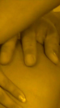Sex în trei retro cu două mame sexy excitate futute și umplute cu spermă în gură de două pule mari