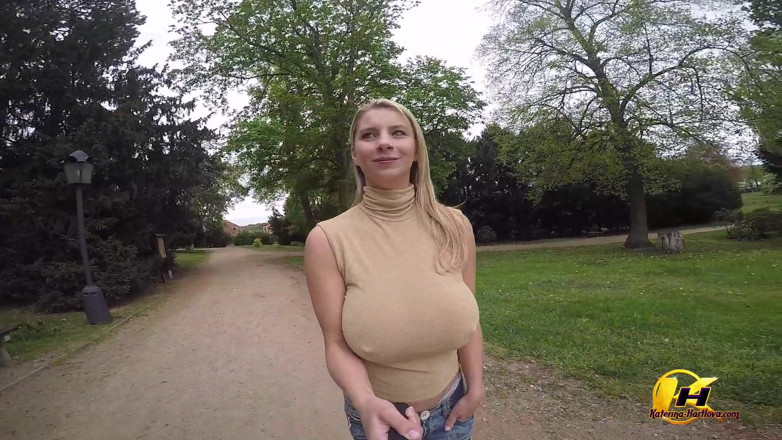 Katerina Hartlova: Peitos saltando nus e interviendo