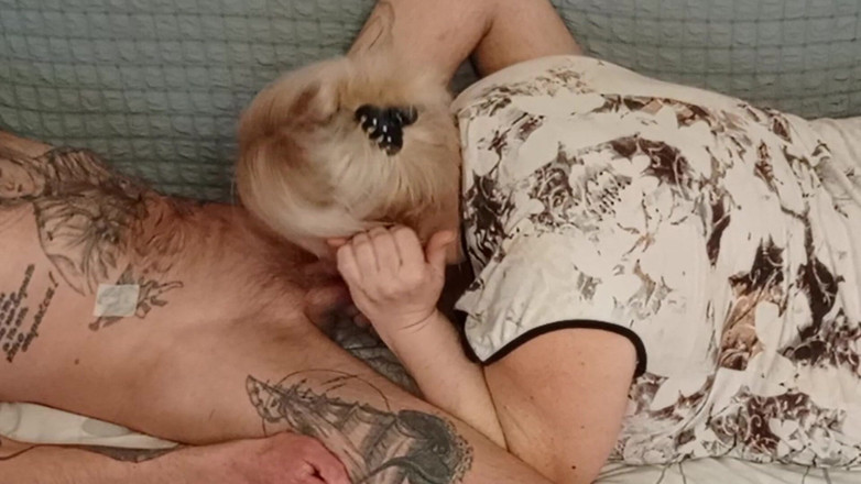 Zona901: 邻居来吃午饭吮吸我的鸡巴并吞下精液