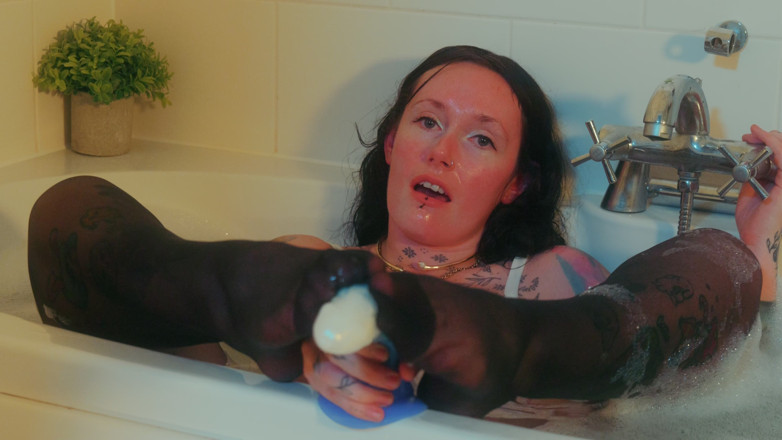 Goddess Transcendence: Ketat direndam, pakaian badan basah: footjob mandi saya dengan dildo...