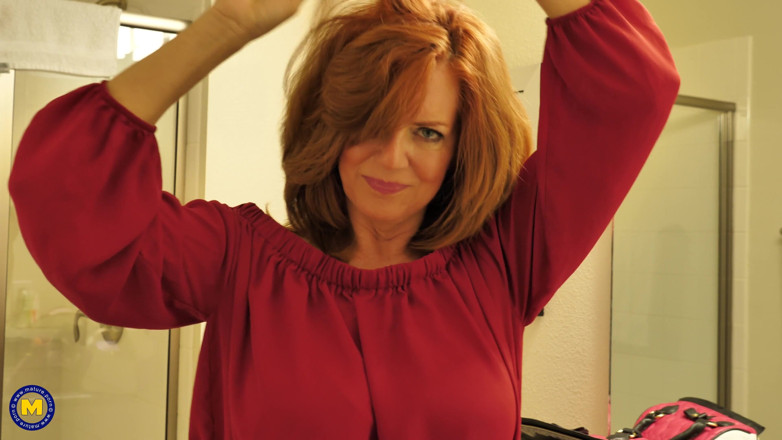 Mature NL: Stygg MILF Andi James blinkar hennes fitta offentligt