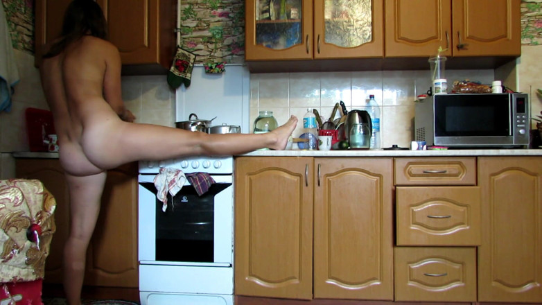 Sexi Lenka: Cleaning + light gymnastics in the kitchen