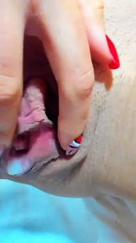 Cewek ini lagi asik muasin memeknya sampai lubangnya menganga lebar setelah dientot habis-habisan!