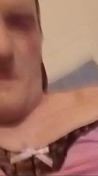 Sissy spielt mit ihren spielsachen