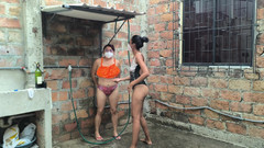 NEGRITA SEXY: 他们在邻居的淋浴中湿了他们成熟的和性化的身体。