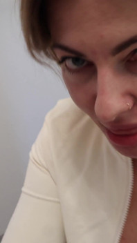 POV : Quickie risqué dans l’ascenseur - seins qui exhibent et gorge profonde baveuse (éjaculation dans la bouche)