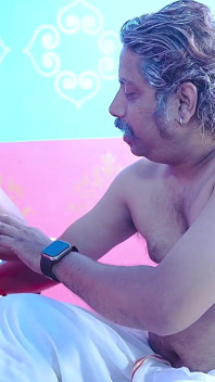 Desi Tharki Chachaji scopa sua nuora quando suo marito non è a casa. Hindi Audio 