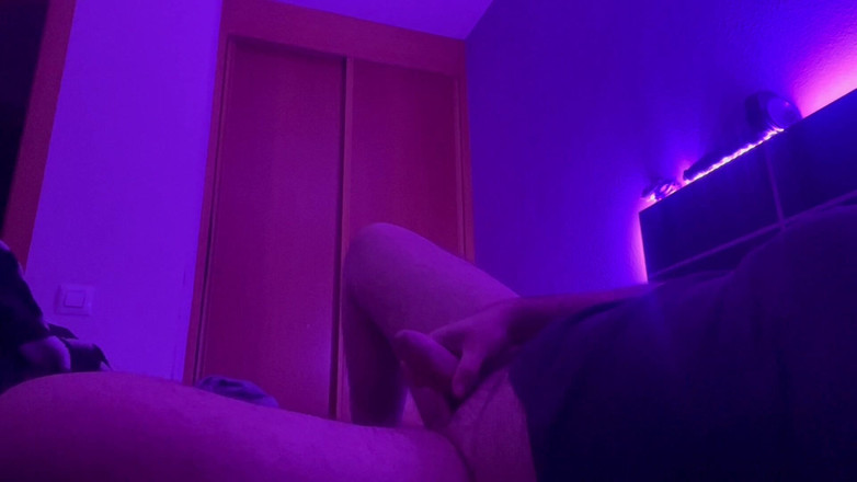 The newhere: Um urso na cama gozando