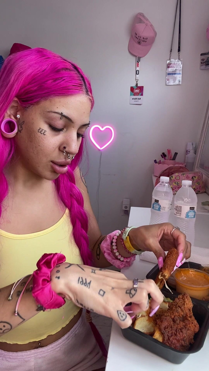 Nali Marie: Pikantne jedzenie Mukbang Przejadanie twarzą drobna dziewczyna jedzenie gorącej żywności zbliżenie...