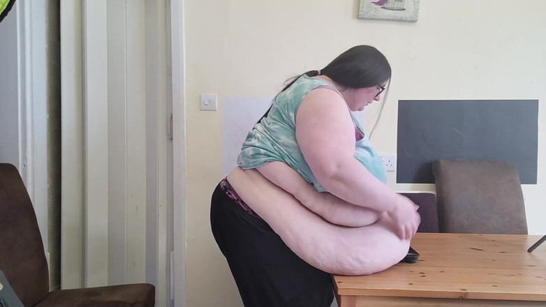 SSBBWLadyBrads: Belly weigh side on view