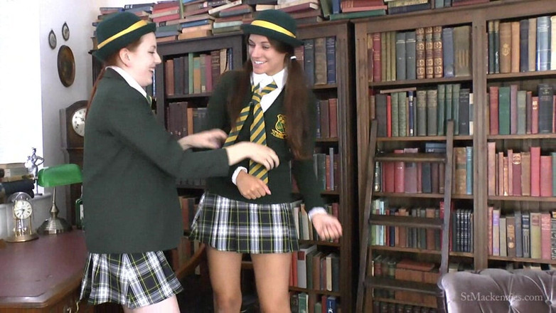 St Mackenzie's Archive: Becky se fait déshabiller et chatouiller par Jenny