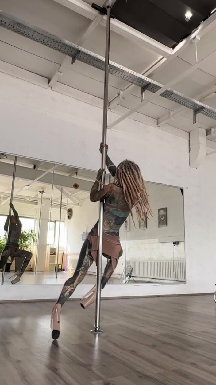 Anuskatzz: Do You Like My Dance for You?