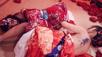 SWAG.live: Kimono altında - iki sürtük sert ve yüksek sesle sikişiyor.