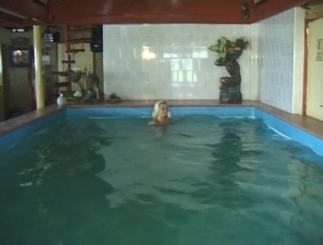 Flash Model Amateurs: Chica rubia caliente se divierte cerca de la piscina
