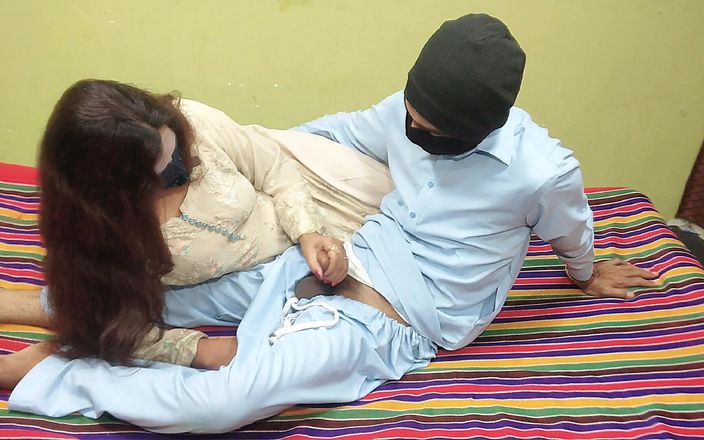 Gullnazkhan: Mătușă indiancă desi a stat pe pula servitorului mătușă indiană...