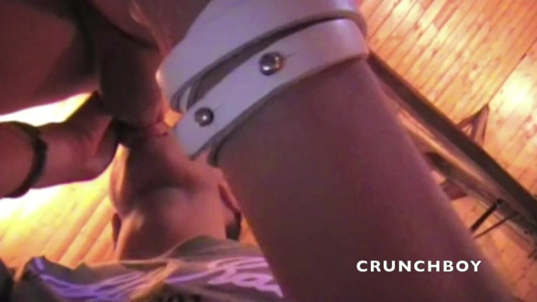French Twinks Amator videos: İki Fransız iri güzel kız kulüpte sikişiyor