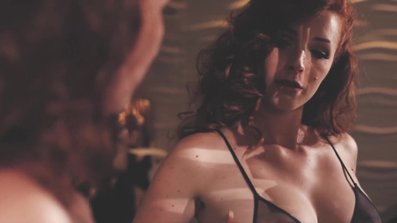 Black Label Magazine: Specchio, specchio: un nudo rossa sexy