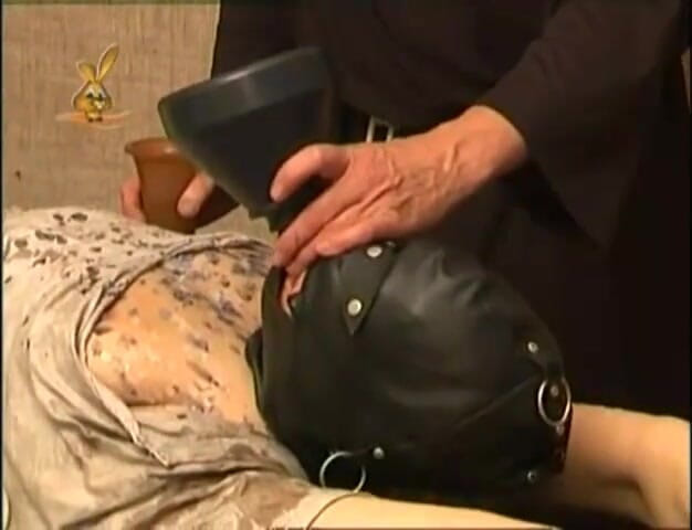 House of lords and mistresses in the spanking zone: Peck and feathers