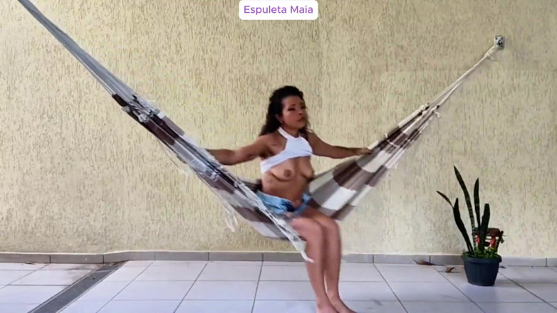 Espuleta Maia: Ateşli esmer arka bahçede gösteriş yapıyor ve hamakta mastürbasyon yapıyor