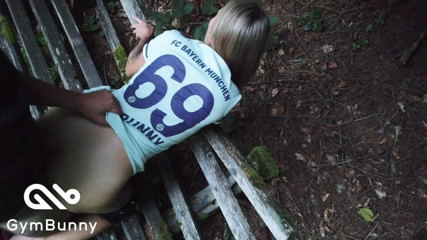 Gymbunny: Congés à domicile exploités - Creampie Geiler au bord de la forêt