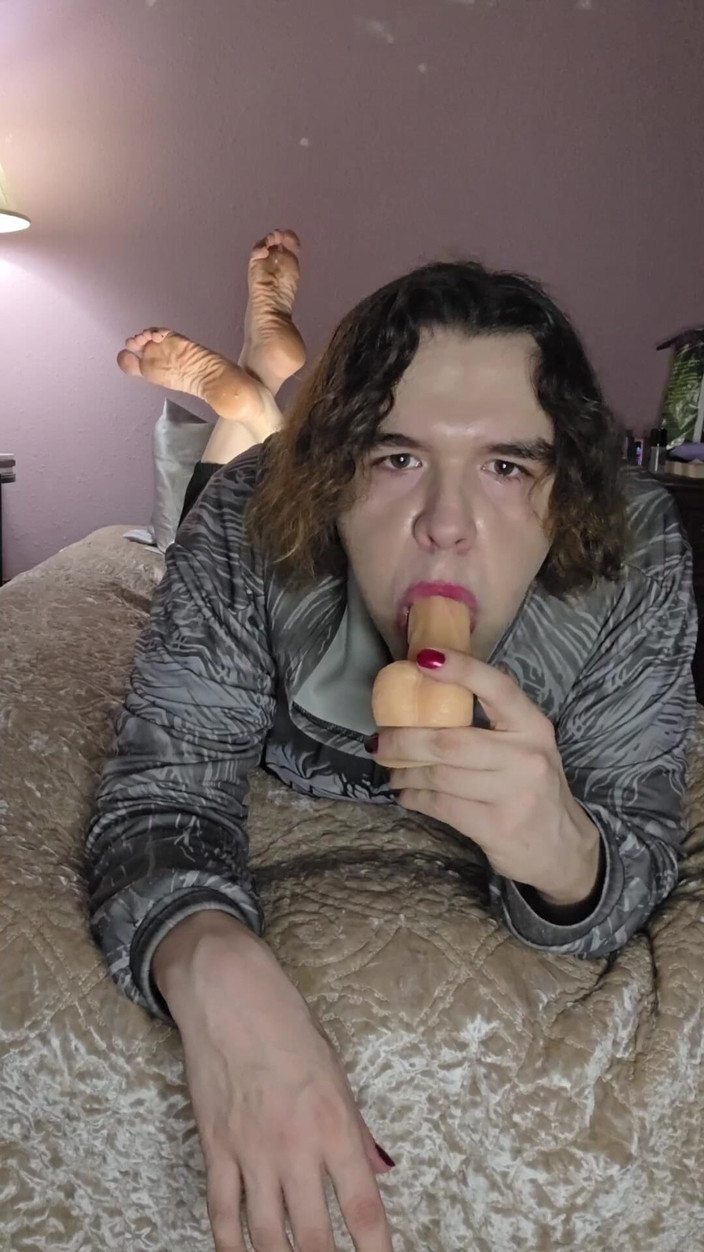 Miss Dimples: Niebinary femboy wykonuje trening gardła podczas "pozy"