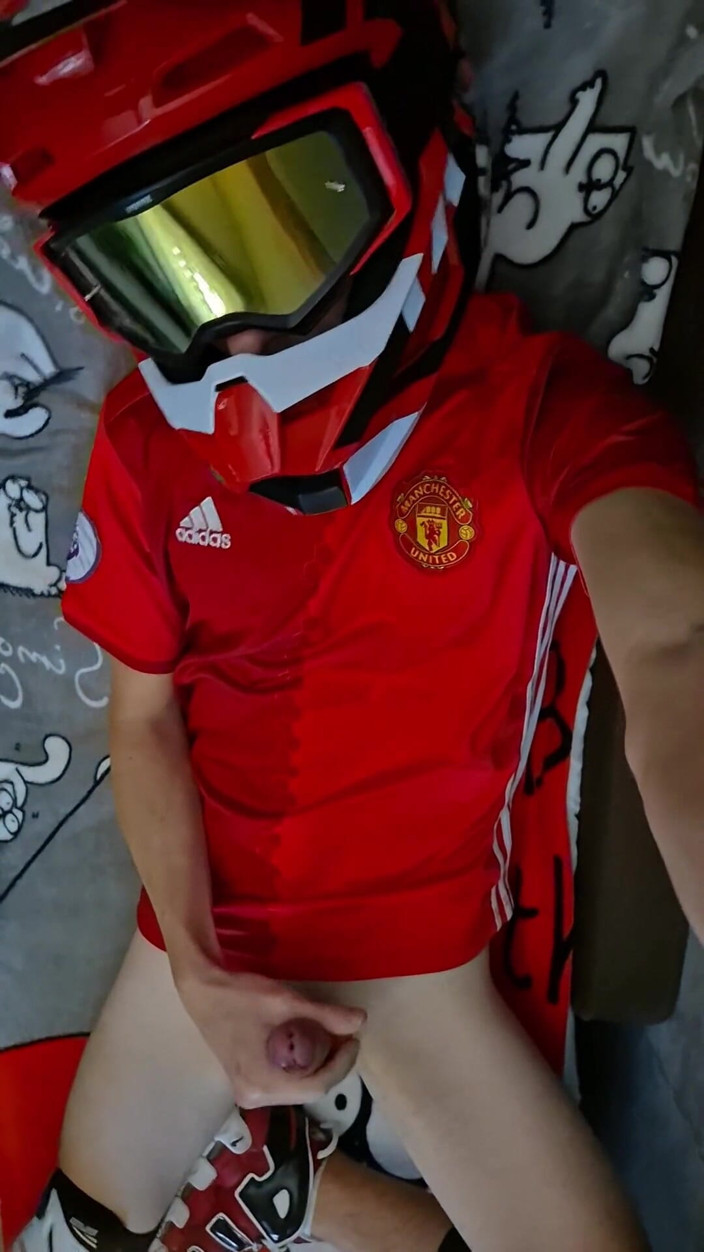 Sneakersmax98: टी-शर्ट पर बड़ा लंड वीर्य छोड़ता है