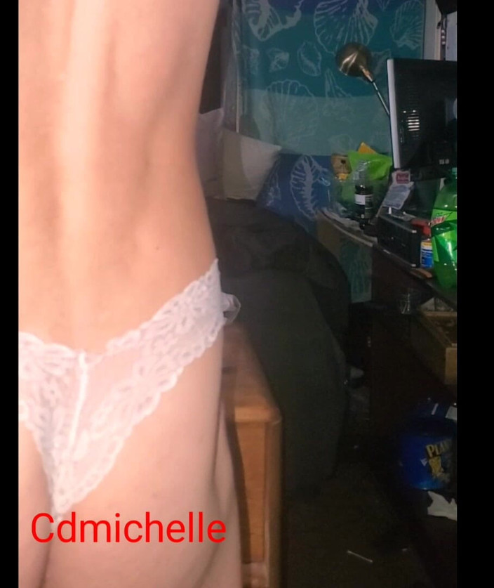 Crossdressers Cd Michelle wearing sexy lingerie: Cdmichelle Punerea pe chiloți albi lenjerie și ciorapi