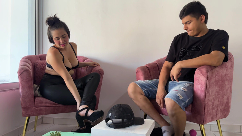 ManuelaAlvarez: Consilierul excitat îmi cere să o trag tare cu penisul meu...