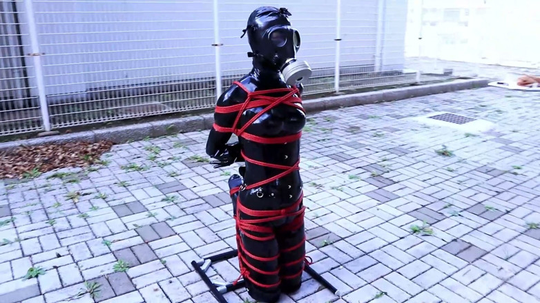 Aisan girl bondage: ลูกสุนัขที่ถูกมัดด้วยยางพาสุนัขเดินเล่น