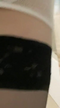 Crossdresser Amatur Tanya Sama Ada Anda Suka Stoking Hitam Atau Putih Yang Terbaik Dan Memberikan Seluar Dalam