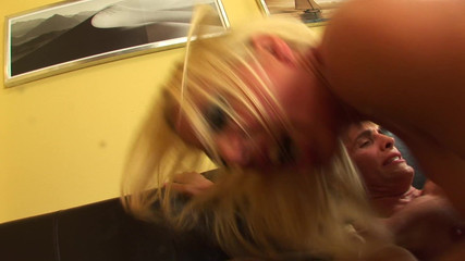 Hand Lotion Studios: Awek blonde amatur dikongkek dan dipancut mani oleh doktor