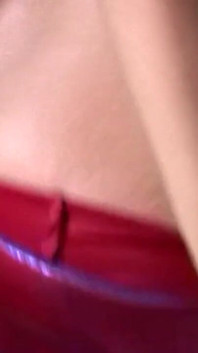 Nadržené dívky kouří a hrají si s hračkami v sexy lesbické orgii